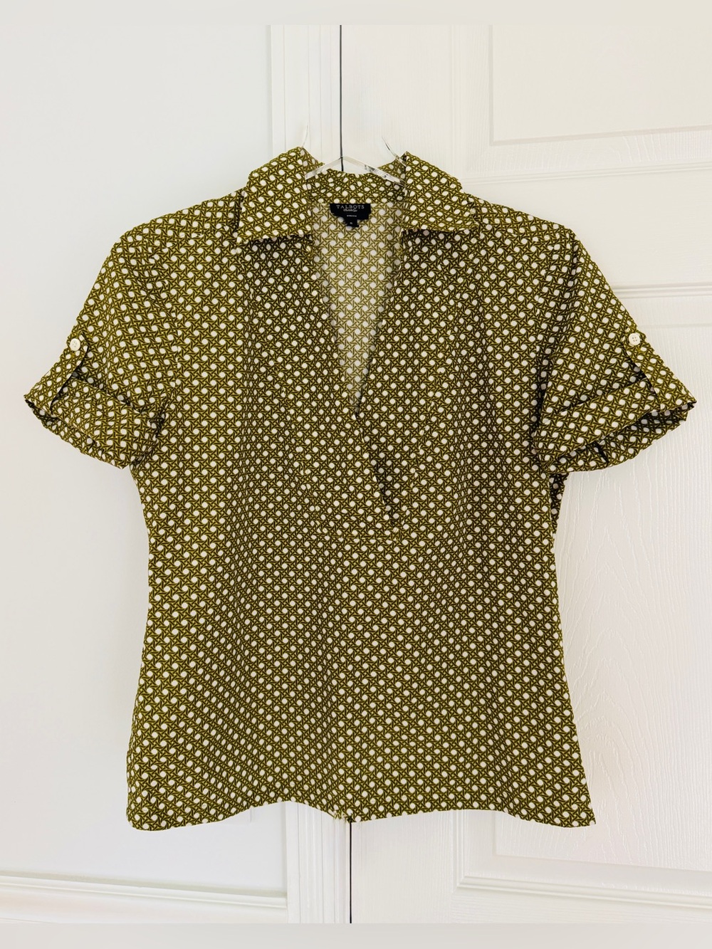 Talbots Short Sleeve Stretch Side Zip Blouse olive green cream geometric size 8